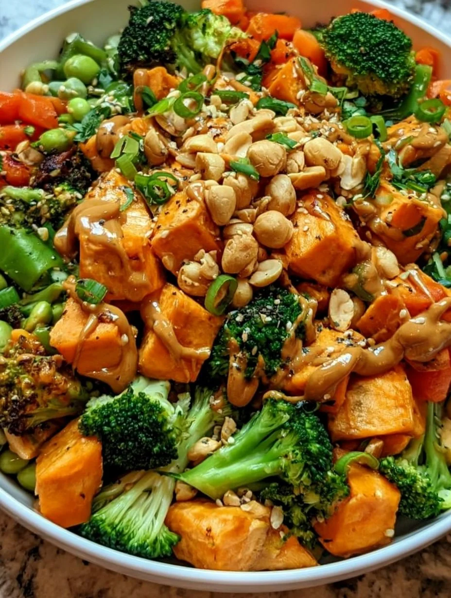 Thailändische Erdnuss-Süßkartoffel-Buddha-Bowl